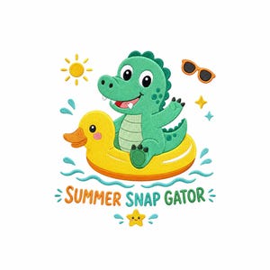 Puede incluir: Un caimán verde de dibujos animados sentado en un flotador amarillo con forma de pato, rodeado por un sol amarillo, gafas de sol naranjas y salpicaduras de agua azules. El texto SUMMER SNAP GATOR aparece en naranja y verde con una estrella.