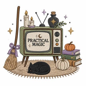 Könnte beinhalten: Eine gestickte Illustration mit einem grünen Vintage-Fernseher mit dem Text Practical Magic auf dem Bildschirm, einem Besen mit violetter Schleife, einer schwarzen Katze, gestapelten Büchern, Kürbissen, Kerzen und einer dunklen Flasche auf einem runden Teppich.