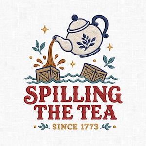 Könnte beinhalten: Ein Stickmotiv mit einer weißen Teekanne mit blauen Akzenten, die braune Flüssigkeit in Holzkisten gießt, die auf blauen Wellen schwimmen. Der Text lautet "SPILLING THE TEA" in Rot und "SINCE 1773" in Gold, umgeben von kleinen goldenen Sternen und grünen Blättern.