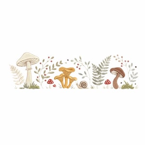 Può includere: Un disegno per ricamo che presenta una disposizione orizzontale di vari funghi, tra cui un grande fungo color crema, finferli dorati e piccoli funghi dal cappello rosso, intervallati da foglie di felce verde, rametti di bacche e una lumaca.