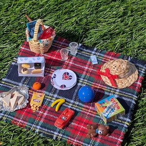 Handgemachte Miniatur-Picknick-Szene im Maßstab 12/12