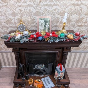 Caminetto natalizio in miniatura per casa delle bambole in scala 12