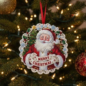 Può includere: Ornamento natalizio rotondo con l'immagine di Babbo Natale in abito rosso e barba bianca, con uno striscione con la scritta «MERRY CHRISTMAS». Con bordo in pizzo e nastro rosso per appenderlo.