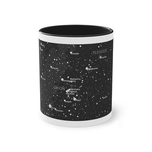 Peut inclure: Mug en céramique blanche avec intérieur noir et bord blanc. L'extérieur présente un motif de nuit étoilée avec des constellations et des noms d'étoiles comme Orion et les Pléiades. Un mug sur le thème céleste.