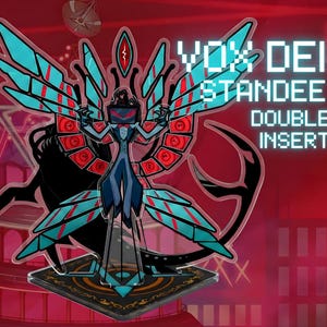Może przedstawiać: Stojak Vox Dei z podwójną wkładką. Przedstawia stylizowaną postać z turkusowymi i czerwonymi skrzydłami, niebieskim garniturem i głową w kształcie ekranu. Podstawa jest dekoracyjna, z napisem "Vox Dei Standee Double Insert". Tło jest czerwone.