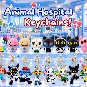 Peut inclure: Une collection de porte-clés animaux en peluche et en acrylique représentant divers personnages en tenue médicale. Les peluches incluent des chats et des lapins, tandis que les breloques en acrylique montrent des animaux en uniforme. Texte : Animal Hospital Keychains!