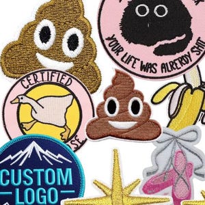 Pu&ograve; includere: Una collezione di toppe ricamate con vari disegni. Include un'emoji di cacca sorridente, una macchia nera con la scritta "YOUR LIFE WAS ALREADY SHIT", una banana, un'oca, scarpe da ballo e una toppa con "CUSTOM LOGO".