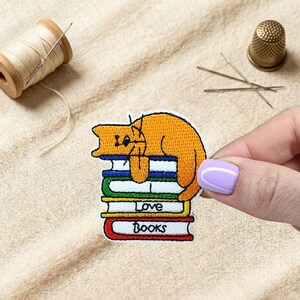 Cute Cat Reading Books Embroidered Patch for Jackets, Bookworm DIY Decorative Badges, Iron on, Sew on, Hook and Loop