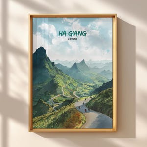 Może przedstawiać: Oprawiony wydruk artystyczny przedstawiający górski krajobraz w Ha Giang, Wietnam. Grafika przedstawia kręte drogi, zielone wzgórza i tekst "HA GIANG VIETNAM" w kolorze turkusowym. Wydruk jest w złotej ramie.