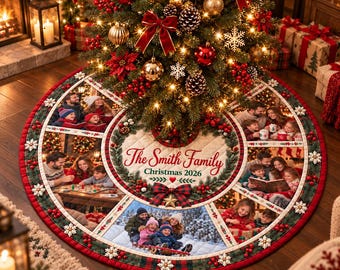 Puede incluir: Una falda de árbol de Navidad redonda con un centro acolchado con el texto The Smith Family Christmas 2026, rodeado de seis paneles fotográficos que muestran actividades familiares, con un lazo a cuadros rojo y verde y copos de nieve.