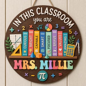 Puede incluir: Un letrero redondo de madera para el aula con el texto IN THIS CLASSROOM you are, una fila de libros coloridos etiquetados como Curious, Bright, Capable, Smart, Focused, Brave, Valued, Amazing, y el nombre MRS. MILLIE con símbolos matemáticos.