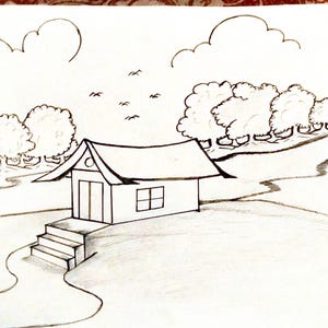 以下が含まれることがあります： 小さな家と風景の白黒インク画。 家は傾斜した屋根、ドア、窓があり、ドアに通じる階段があります。 背景には木、雲、鳥も描かれており、風景を形成しています。