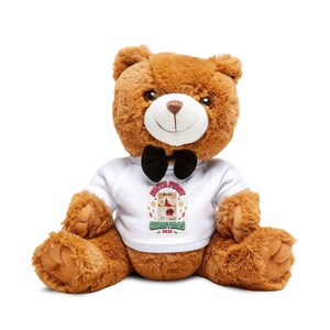 Puede incluir: Un oso de peluche marrón que lleva una camiseta blanca con el texto "Faith First Christmas 2025". El oso tiene una pajarita negra y está sentado con las piernas separadas. El oso tiene una cara blanca y una nariz marrón.