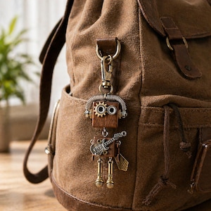 Peut inclure: Un porte-clés robot de style steampunk avec un design de guitare et de microphone. Le robot est fait de bois et de métal, avec des engrenages, des ressorts et des rivets. Le porte-clés est attaché à un sac à dos en toile marron.