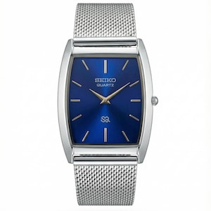 Puede incluir: Un reloj Seiko Quartz plateado con una esfera azul rectangular y una correa de malla. La esfera del reloj presenta agujas e indicadores dorados. El reloj tiene una pequeña corona en el lateral.