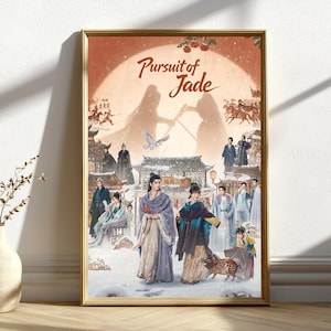 Peut inclure: Une affiche encadrée de "Pursuit of Jade". L'œuvre représente des personnages en costumes traditionnels, dans un décor enneigé avec des éléments architecturaux et un cochon. Le titre est écrit en script.