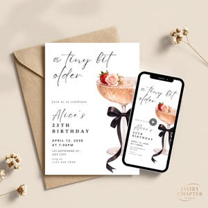 Könnte beinhalten: Eine Geburtstagseinladung mit dem Text "a tiny bit older" und "Alice's 25. Geburtstag". Das Design umfasst ein Champagnerglas mit Erdbeere und Rose, eine schwarze Schleife und ein Smartphone mit dem gleichen Design.