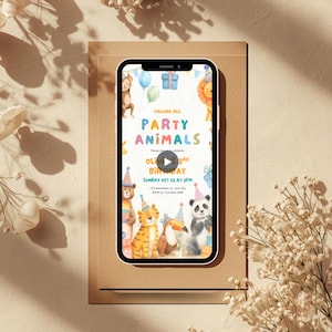 以下が含まれることがあります： スマートフォンには、カラフルな誕生日のパーティーの招待状が表示されています。「PARTY ANIMALS」というテキストと、動物、風船、ギフトボックスのイラストが特徴です。日付と時間も含まれています。