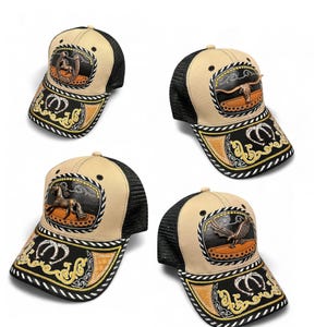 Op de afbeelding: Vier beige en zwarte truckerpetten met geborduurde ontwerpen. Elke pet heeft een ander embleem: een paard, een stier, een hoefijzer en een adelaar. De petten hebben een mesh achterkant en een gebogen klep met decoratieve stiksels.