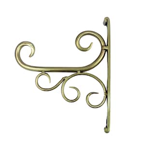 Könnte beinhalten: Eine Wandhalterung für Pflanzen aus goldfarbenem Metall mit einer vertikalen Montageplatte und einem horizontalen Arm mit dekorativen Schnörkeln. Das Design umfasst geschwungene, spiralförmige Metallelemente, die vom Hauptstützarm ausgehen und für strukturelle Verstärkung sowie ein markantes, verziertes Erscheinungsbild sorgen.