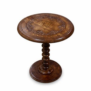 Mesa auxiliar redonda de nogal, mesa con incrustaciones de latón, pedestal de madera tallada.