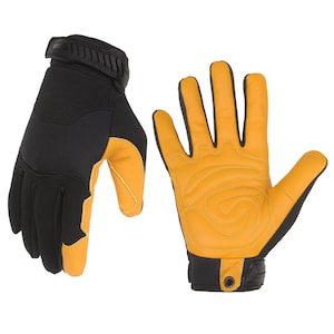 Puede incluir: Un par de guantes de trabajo en negro y amarillo. Los guantes tienen un puño y dorso negros, con palmas y dedos de cuero amarillo. La palma tiene un patrón cosido decorativo. Diseñados para el trabajo manual.