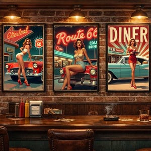 Könnte beinhalten: Drei gerahmte Poster im Vintage-Stil mit Pin-up-Girls mit klassischen Autos, Route 66-Schildern und Diner-Szenen. Die Poster sind an einer Backsteinmauer über einer Bar mit Lederhockern und Barzubehör ausgestellt.