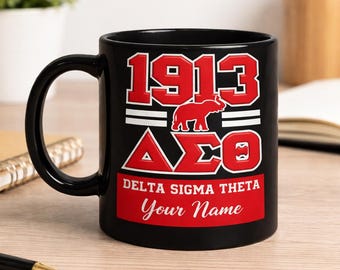 Taza plana 2D Delta Sigma Theta 1913, taza de café personalizada con nombre DST, regalo de hermandad, taza roja y negra de la vida griega para hermanas.