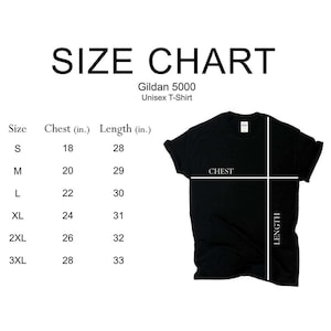 K&ouml;nnte beinhalten: Ein schwarzes Gildan 5000 Unisex-T-Shirt mit einer Gr&ouml;&szlig;entabelle. Die Tabelle listet Brust- und L&auml;ngenma&szlig;e in Zoll f&uuml;r die Gr&ouml;&szlig;en S bis 3XL auf. Die Brustma&szlig;e reichen von 45,7 bis 71,1 cm, und die L&auml;ngen von 71,1 bis 83,8 cm.