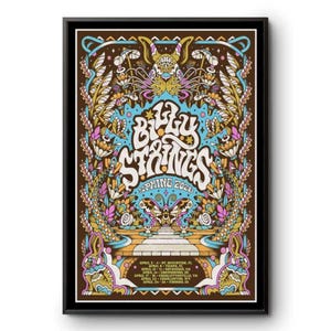 Puede incluir: Un póster enmarcado con un diseño psicodélico. El póster presenta el texto "Billy Strings Spring 2023" en una fuente estilizada, rodeado de ilustraciones florales y de mariposas coloridas. El póster también enumera las fechas de la gira.