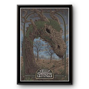 Puede incluir: Una impresión artística enmarcada que presenta la cabeza de un dragón formada por un árbol, con un camino que conduce a la parte inferior. La impresión tiene un marco negro e incluye el texto "Billy Strings" y "February 13, 2021 Asheville, NC."