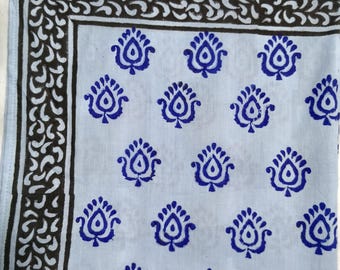 Pañuelo con estampado floral tradicional indio. Funda de cama Kartika. Diseño paisley estampado en bloque hecho a mano.