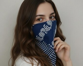 Bandana de algodón con estampado floral índigo y borde rayado, hecha a mano por Thekartikabedcover