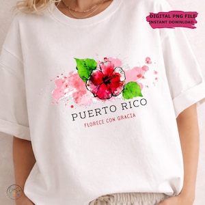 Op de afbeelding: Wit T-shirt met een aquarelontwerp van een rode hibiscusbloem met groene bladeren en roze accenten. De tekst "PUERTO RICO" en "FLORECE CON GRACIA" zijn onder het bloemmotief gedrukt. "DIGITAL PNG FILE INSTANT DOWNLOAD" staat rechtsboven.