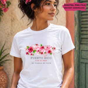 Op de afbeelding: Wit T-shirt met een aquarelontwerp van Puerto Rico en roze hibiscusbloemen. De tekst "PUERTO RICO FLOR DE MAGA MI TIERRA MI FLOR" is eronder gedrukt. De tekst "DIGITAL PNG FILE INSTANT DOWNLOAD" staat rechtsboven.