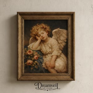 Puede incluir: Una pintura vintage enmarcada representa un querubín durmiente con cabello rubio rizado, alas de ángel y una túnica blanca. El querubín descansa sobre un cojín azul con rosas rosas. El marco es de un cálido marrón dorado. El texto "Dreamveil Art Gallery" está en la parte inferior.