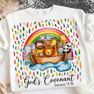 Op de afbeelding: Een set van drie keramische mokken met een gespikkelde, matte afwerking. De mokken zijn in crème, lichtgrijs en donkergrijs. Elke mok heeft een eenvoudig, minimalistisch ontwerp.