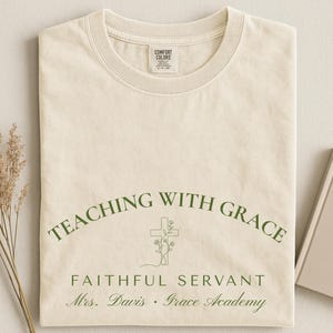 Camiseta gráfica "Blessed Teacher" / Regalo minimalista para educadores con cruz floral / Llamada a enseñar en la escuela de la fe / Camiseta personalizada para maestros cristianos