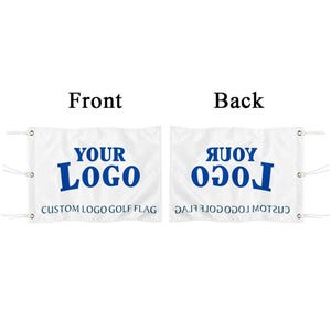 Pu&ograve; includere: Due bandiere da golf bianche con testo blu. La bandiera a sinistra mostra il fronte con il testo 'YOUR LOGO' e 'CUSTOM LOGO GOLF FLAG'. La bandiera a destra mostra il retro con il testo specchiato 'AUOY OGOL' e 'CUSTOM LOGO GOLF FLAG'.