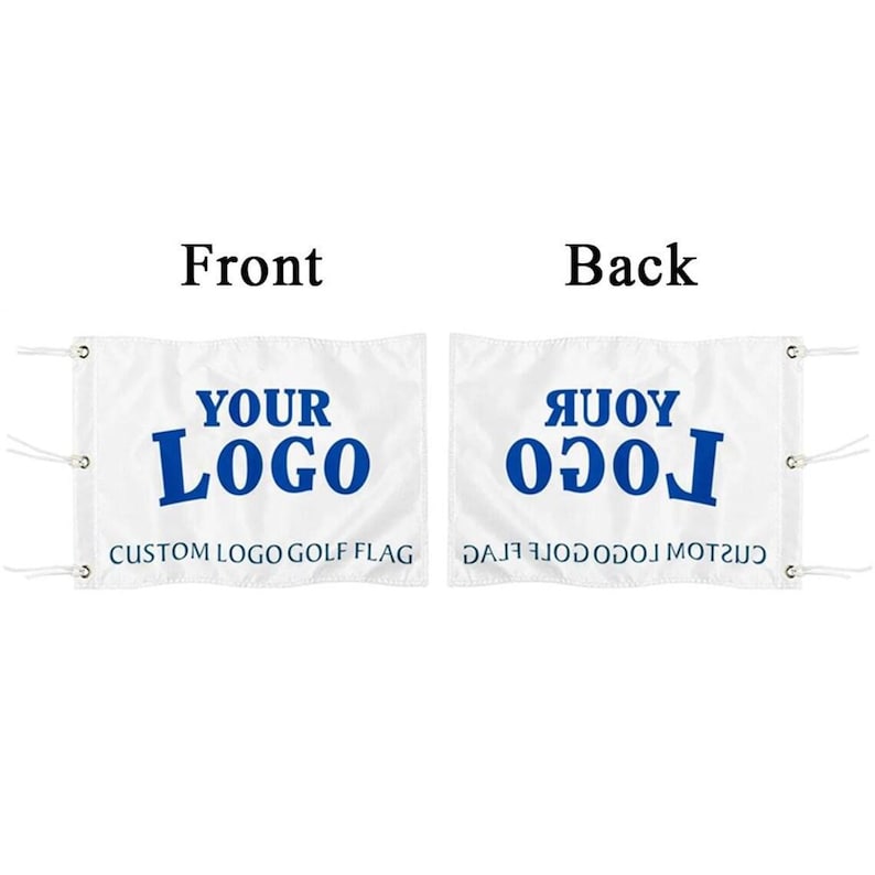 Pu&ograve; includere: Due bandiere da golf bianche con testo blu. La bandiera a sinistra mostra il fronte con il testo 'YOUR LOGO' e 'CUSTOM LOGO GOLF FLAG'. La bandiera a destra mostra il retro con il testo specchiato 'AUOY OGOL' e 'CUSTOM LOGO GOLF FLAG'.