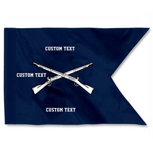 Op de afbeelding: Marineblauwe vlag met een wit embleem van twee gekruiste geweren. De vlag heeft de tekst "CUSTOM TEXT" in het wit bovenaan en onderaan, en in het midden. De vlag heeft een driehoekige uitsparing aan de rechterkant.