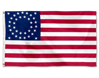 Peut inclure: Un drapeau rectangulaire avec un canton bleu contenant un cercle d'étoiles blanches. Le drapeau présente des rayures horizontales rouges et blanches alternées. Il s'agit d'une représentation historique des États-Unis.