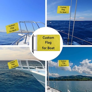Pode incluir: Bandeiras amarelas personalizadas para barcos com o texto "Custom Flag for Boat" exibidas em v&aacute;rios barcos. As bandeiras retangulares est&atilde;o presas aos barcos, com um c&eacute;u azul e &aacute;gua ao fundo.