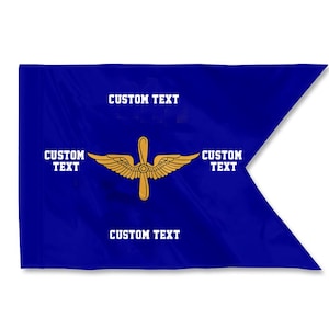 Op de afbeelding: Een blauwe vlag met een gouden propeller en vleugel embleem. De vlag heeft een unieke vorm met een puntig uiteinde. De woorden "CUSTOM TEXT" zijn in het wit op de vlag gedrukt.