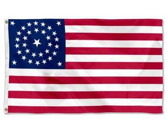 Peut inclure: Un drapeau rectangulaire avec un canton bleu orné d'un motif circulaire d'étoiles blanches et d'une étoile centrale. Le drapeau présente des rayures horizontales rouges et blanches alternées, un design patriotique.