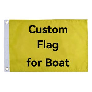 Pode incluir: Uma bandeira retangular amarela com o texto "Custom Flag for Boat" em preto. A bandeira tem uma borda branca refor&ccedil;ada com ilh&oacute;s de metal para pendurar.