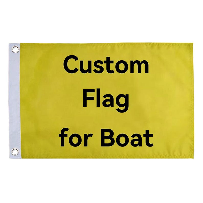 Pode incluir: Uma bandeira retangular amarela com o texto "Custom Flag for Boat" em preto. A bandeira tem uma borda branca refor&ccedil;ada com ilh&oacute;s de metal para pendurar.
