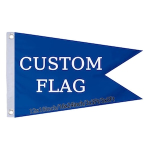 Pode incluir: Uma bandeira azul personalizada com texto branco "CUSTOM FLAG". A bandeira tem uma borda branca no lado esquerdo com dois ilh&oacute;s. Os tamanhos da bandeira s&atilde;o 30x46cm, 41x61cm, 61x91cm e 91x152cm.