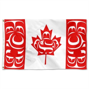 Puede incluir: Una bandera canadiense con fondo blanco y diseños rojos. La bandera presenta una hoja de arce roja en el centro y arte tribal rojo en los lados izquierdo y derecho. La bandera tiene ojales para colgar.