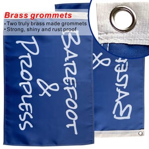 Pode incluir: Duas bandeiras azuis com texto branco que diz "Propeless & Barefoot & Fiesta". As bandeiras t&ecirc;m ilh&oacute;s de lat&atilde;o e uma borda branca. O texto "Brass grommets" est&aacute; no canto superior esquerdo.